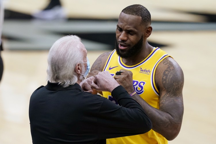 詹姆斯谈NBA杯赛对阵马刺：对我个人来说波波更重要 望他早日康复